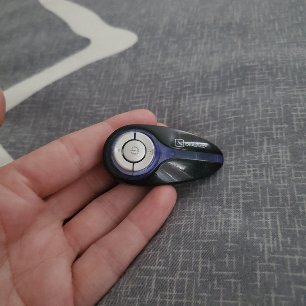 Bluetooth ear bud for cell phone or computer
